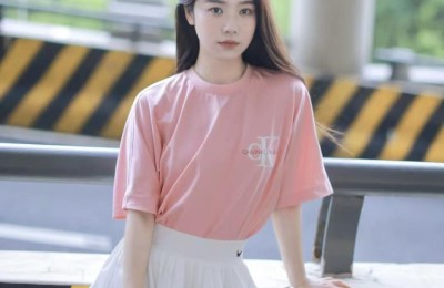 What color bottoms should go with a pink T-shirt (matching in summer will make you look sweeter and reduce your age)
