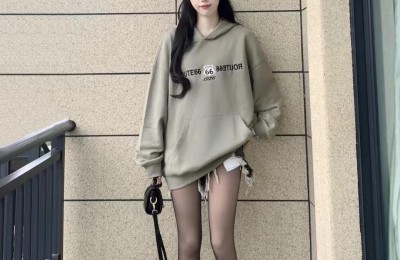 What pants do women look good with when wearing sweatshirts in spring (5 correct ways to match them)