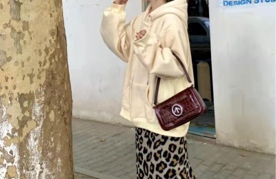 How to look good with a sweatshirt and skirt (9 examples of how to wear sweatshirts and skirts from fashionistas)