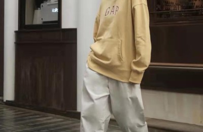 What pants and shoes will look good with a sweatshirt (the overall look is fresh and artistic)