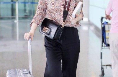 A red sweatshirt and straight pants make you look slimmer and younger (even aunts can become girls)
