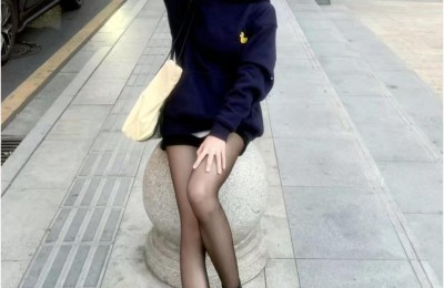 Sweatshirt + stockings are fashionable and slimming (high-end but not tacky)