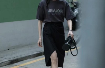 How to wear a T-shirt and a skirt to look good (How to wear a T-shirt and a skirt to look good and fashionable)
