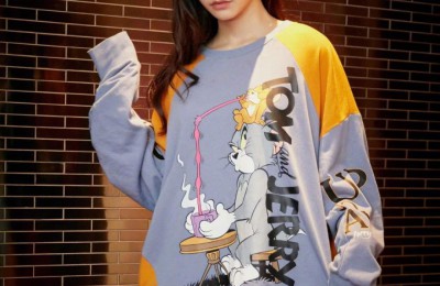 Who says sweatshirts are outdated (this combination is super practical in spring)