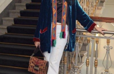 Pair it with a printed sweatshirt to look younger and more fashionable (forty-year-old women should learn from this)
