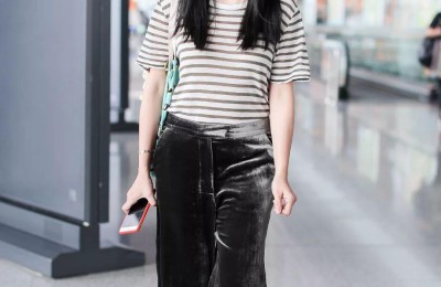 Wearing a cartoon T-shirt and slit pants to look young (wearing a pink hat is a good girl)
