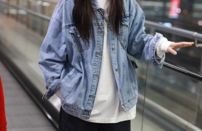 Wearing a purple sweatshirt and straight pants looks fresh and looks younger (I believe her even if she says she is 23 years old)