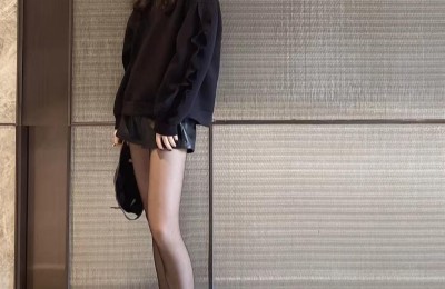 How can women look good when wearing a black sweatshirt in spring (it’s just right for spring)