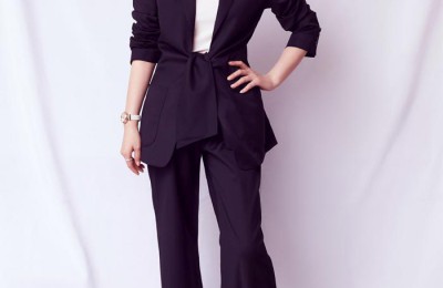Wearing a suit and a white T-shirt, casual and fashionable (the 14-year-old son is taller than his mother)