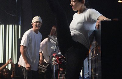 Wearing a white T-shirt and black pants to show off her figure (dancing with William Chan when she disagrees)