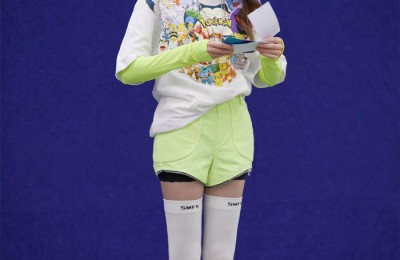 A white T-shirt off the street can also look high-end (a pair of beautiful legs is particularly photogenic)