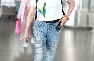Wearing a white T-shirt and red underpants looks so eye-catching (short haircut makes you look younger and younger)