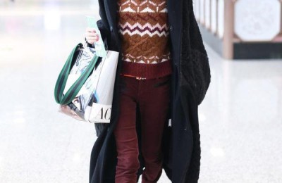 Printed sweatshirt and bell-bottom pants are super young (looking twenty years old again)