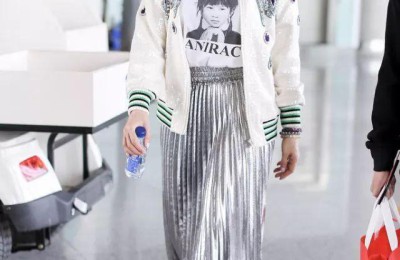 Ordinary T-shirts can also add a feminine touch (it looks too slim when paired with wide-leg pants)