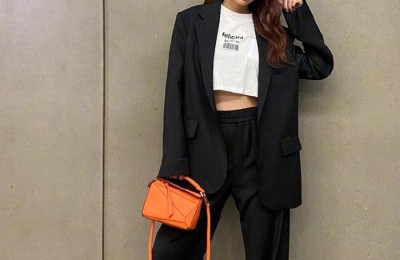 There is a popular combination this spring (called suit + T-shirt)
