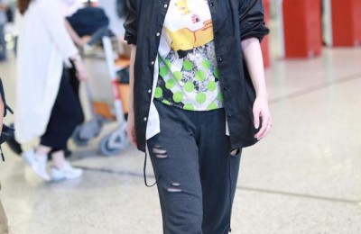 Wearing a pink bra over a T-shirt doesn’t look tacky (it’s also very fashionable and high-end)