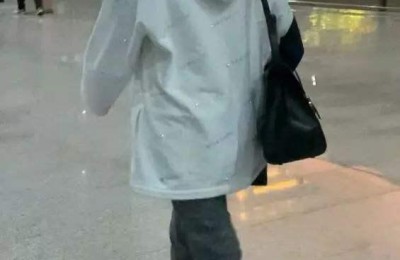 The sweatshirt + shirt has become popular (pair it with white pants for a refreshing and fashionable look)