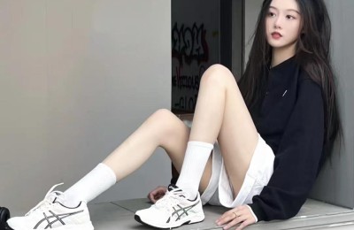 The sweatshirt looks good with these 5 pieces of clothing and is not monotonous (casual and elegant wear with a sense of fashion)
