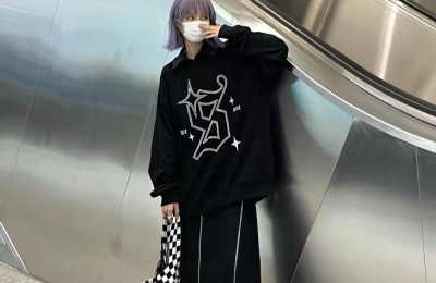 What color skirt looks good with a black sweatshirt (black sweatshirt + skirt + shoes wearing demonstration)
