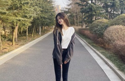 What pants look good with a sweatshirt (a short sweatshirt paired with tapered pants is casual and fashionable)