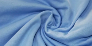 What are the characteristics of combed cotton (little knowledge on clothing fabrics)