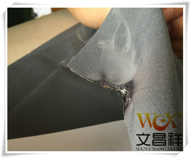   Flame-retardant Oxford fabric that extinguishes immediately after leaving the fire